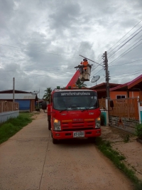 วันที่ 29 พฤษภาคม 2568 ดร.คุณากร อักษรพรมราช นายกองค์การบริหารส่วนตำบลโพนงาม มอบหมายให้เจ้าหน้าที่จากองค์การบริหารส่วนตำบลโพนงาม ลงพื้นที่ซ่อมแซมโคมไฟฟ้าฟ้าส่องสว่างภายในบ้านป่าสน หมู่ 5 เพื่อแก้ไขปัญหาให้กับคนในชุมชนและผู้ที่ใช้รถใช้ถนน