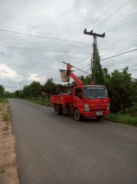 วันที่ 29 พฤษภาคม 2568 ดร.คุณากร อักษรพรมราช นายกองค์การบริหารส่วนตำบลโพนงาม มอบหมายให้เจ้าหน้าที่จากองค์การบริหารส่วนตำบลโพนงาม ลงพื้นที่ซ่อมแซมโคมไฟฟ้าฟ้าส่องสว่างภายในบ้านคำอุดม หมู่ 13 เพื่อแก้ไขปัญหาให้กับคนในชุมชนและผู้ที่ใช้รถใช้ถนน