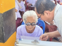 วันที่ 2 พฤษภาคม 2568 โครงการแว่นแก้วตาสว่าง มอบความสดใสให้ดวงตา ประจำปีงบประมาณ 2568 แว่นแก้ว ปันสุข ปี 4 โดยท่าน ดร.คุณากร อักษรพรมราช นายกองค์การบริหารส่วนตำบลโพนงาม เล็งเห็นปัญหาด้านสุขภาพสายตาของผู้สูงอายุ