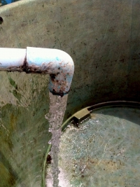 วันที่ 8 กรกฎาคม 2568 ดร.คุณากร อักษรพรมราช นายกองค์การบริหารส่วนตำบลโพนงาม มอบหมายให้เจ้าหน้าที่จากองค์การบริหารส่วนตำบลโพนงาม ลงพื้นที่ล้างทำความสะอาดหอถังน้ำประปาหมู่บ้าน บ้านสันติสุข หมู่ 10 เพื่อลดปัญหาท่อน้ำประปาอุดตัน