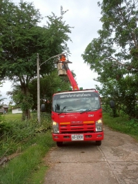 วันที่ 24 กรกฎาคม 2568 ดร.คุณากร อักษรพรมราช นายกองค์การบริหารส่วนตำบลโพนงาม มอบหมายให้เจ้าหน้าที่จากองค์การบริหารส่วนตำบลโพนงาม ลงพื้นที่ซ่อมแซมโคมไฟฟ้าฟ้าส่องสว่างภายในบ้านป่าสน หมู่ 5