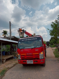วันที่ 1 พฤษภาคม 2568 ดร.คุณากร อักษรพรมราช นายกองค์การบริหารส่วนตำบลโพนงาม มอบหมายให้เจ้าหน้าที่จากองค์การบริหารส่วนตำบลโพนงาม ลงพื้นที่ซ่อมแซมโคมไฟฟ้าฟ้าส่องสว่างภายในบ้านเจริญพัฒนา หมู่ 11 เพื่อแก้ไขปัญหาให้กับคนในชุมชนและผู้ที่ใช้รถใช้ถนน