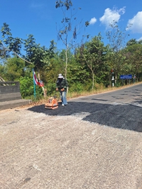 วันที่ 6 กุมภาพันธ์ 2569 เจ้าหน้าที่องค์การบริหารส่วนตำบลโพนงาม ลงพื้นที่ซ่อมแซมและปรับปรุงถนนภายในบ้านโนนหุ่ง หมู่ 4 โดยใช้ยางมะตอยสำเร็จรูปแก้ไขปัญหาถนนชำรุด เป็นหลุม เป็นบ่อ เพื่อช่วยบรรเทาความเดือดร้อนให้กับประชาชนในพื้นที่และผู้ที่สัญจรผ่านไปมา